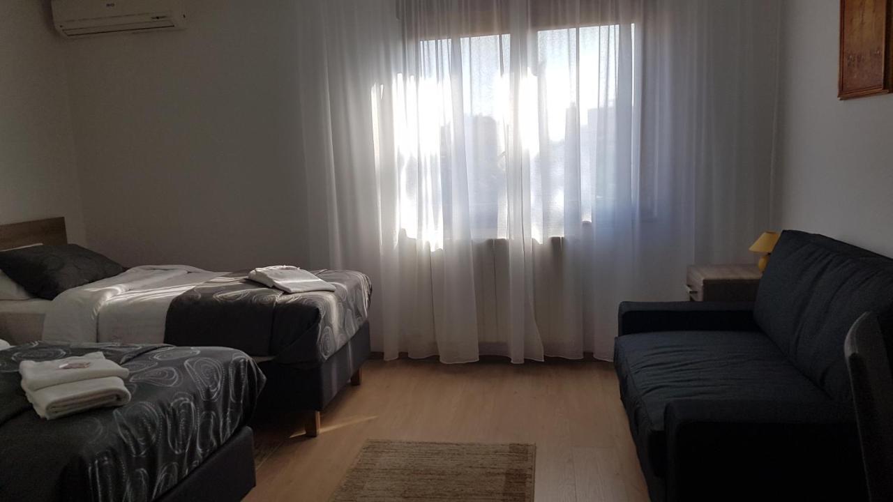 Villa Kristina Ровин Екстериор снимка